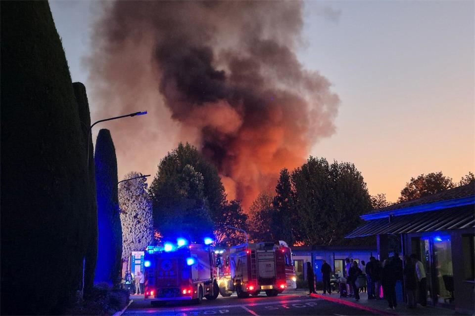Beim Löschen half eine Gruppe von Feuerwehrleuten aus Hessen, die auf dem Campingplatz Urlaub machte.Florian Blaes/dpa
