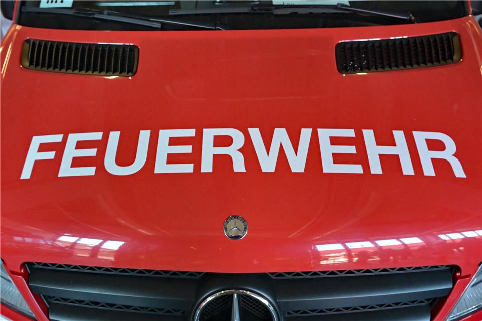 Beim Löschen stürzte ein Feuerwehrmann und wurde am Rücken verletzt. (Symbolbild)Malin Wunderlich/dpa