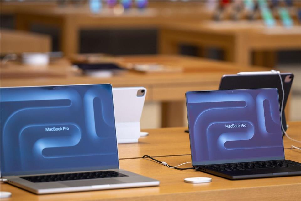 Beim MacBook Pro - das auch mehr Speicher hat - fallen die Preissteigerungen deutlich aus. (Archivbild)Monika Skolimowska/dpa