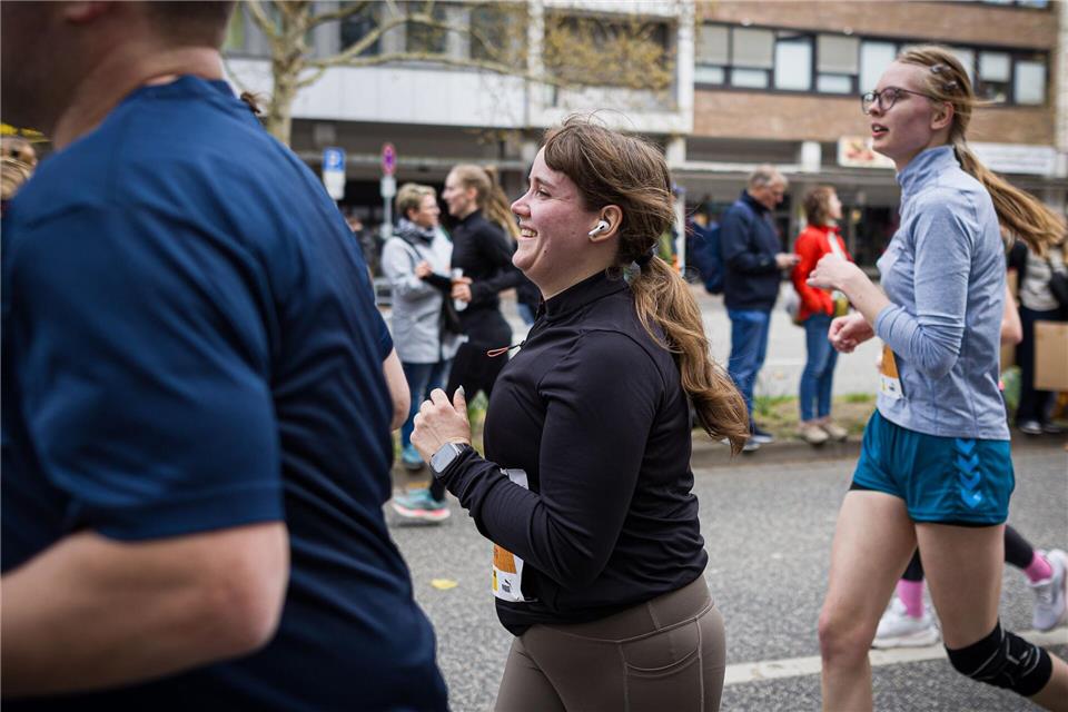 Beim Marathon in Hannover ist die Grünen-Politikerin Ricarda Lang in der Disziplin Halbmarathon gestartet. Moritz Frankenberg/dpa