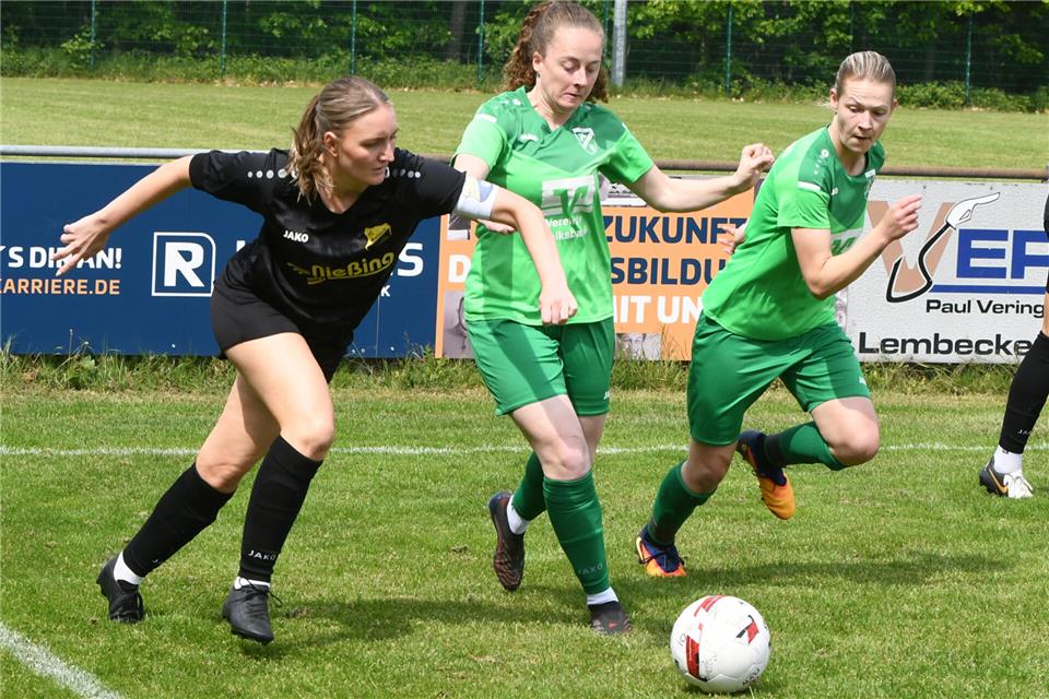 Beim Marbecker 16:2-Erfolg gegen Grafenwald erzielte Kathrin Müller (links) vier Treffer.