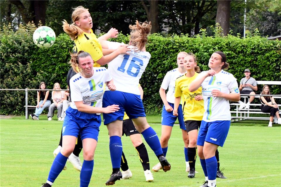 Beim Marbecker 3:1-Erfolg in Rhader erzielte Joline Frohne (gelbes Trikot) einen Treffer für die Gäste.