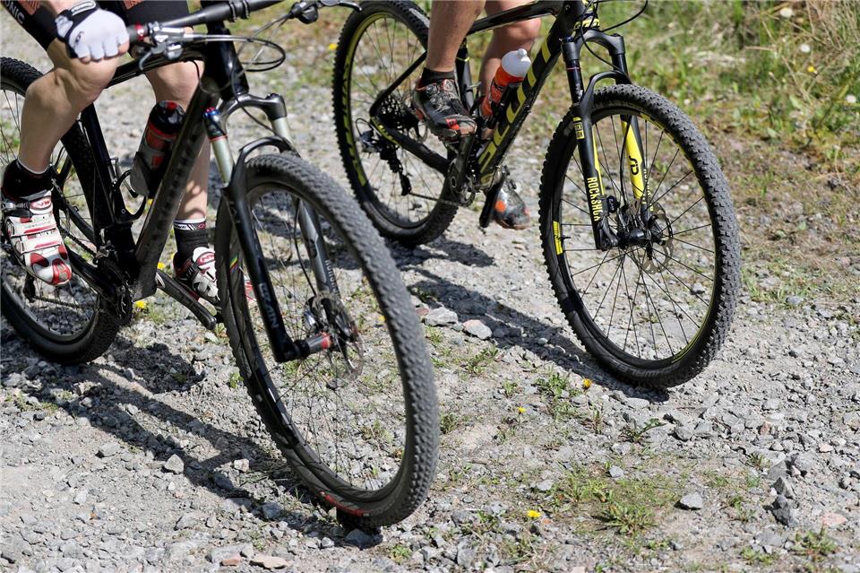 Beim Mountainbiken hat sich ein 43-Jähriger schwer verletzt. (Symbolbild)Jan Woitas/dpa