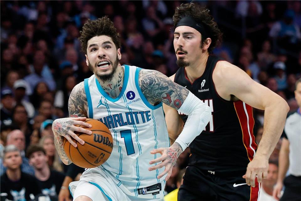 Beim NBA-Play-in-Spiel zwischen Charlotte Hornets - Miami Heat sorgte ein Bildaussetzer für Ärger.Nell Redmond/AP/dpa