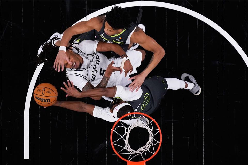 Beim NBA-Spiel der San Antonio Spurs gegen die Minnesota Timberwolves wird Stephon Castle (l) von den Spurs von Mike Conley von den Timberwolves geblockt.Eric Gay/AP/dpa