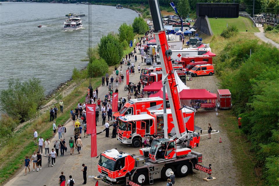 Beim NRW-Tag 2024 in Köln präsentierten sich die Feuerwehr und Rettungskräfte am Rheinufer. (Archivbild)Henning Kaiser/dpa