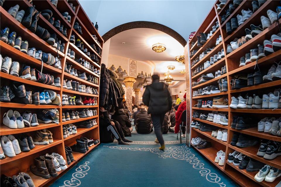 Beim Nachtgebet ist die Moschee regelmäßig bis zum Eingang gefüllt.Boris Roessler/dpa