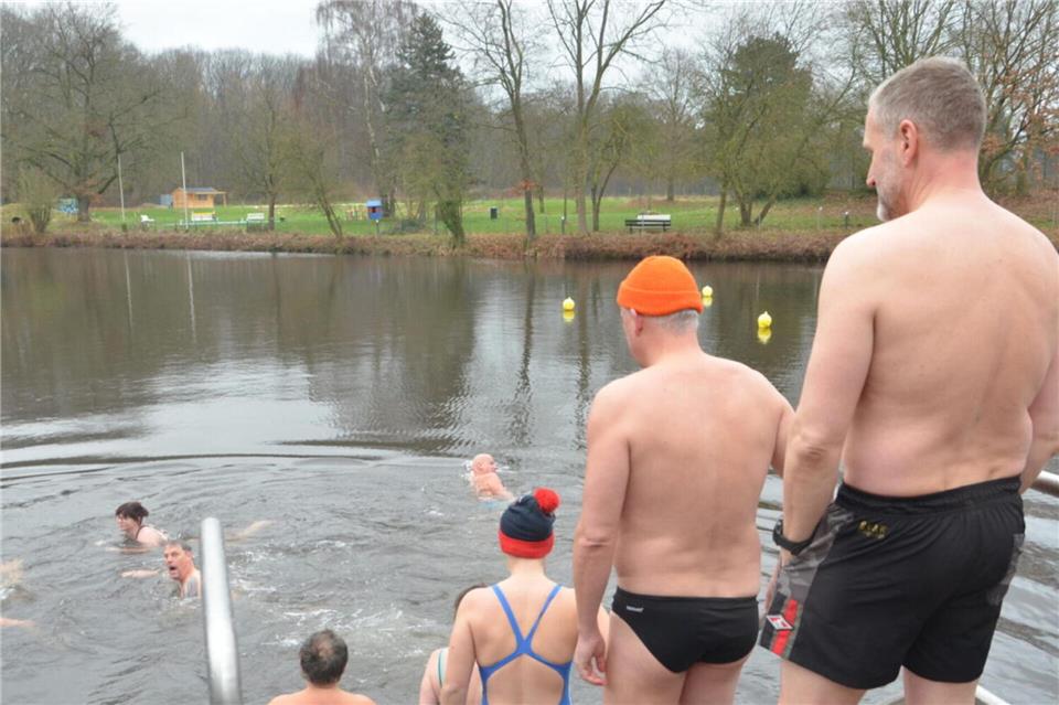 Beim Neujahrsschwimmen steigen Teilnehmer am Tonwerke-See ins Wasser. Der Bocholter Wassersportverein plant mehrere Veränderungen auf dem Gelände und will die Anlage mit der „Vision 2030“ fit für die Zukunft machen.