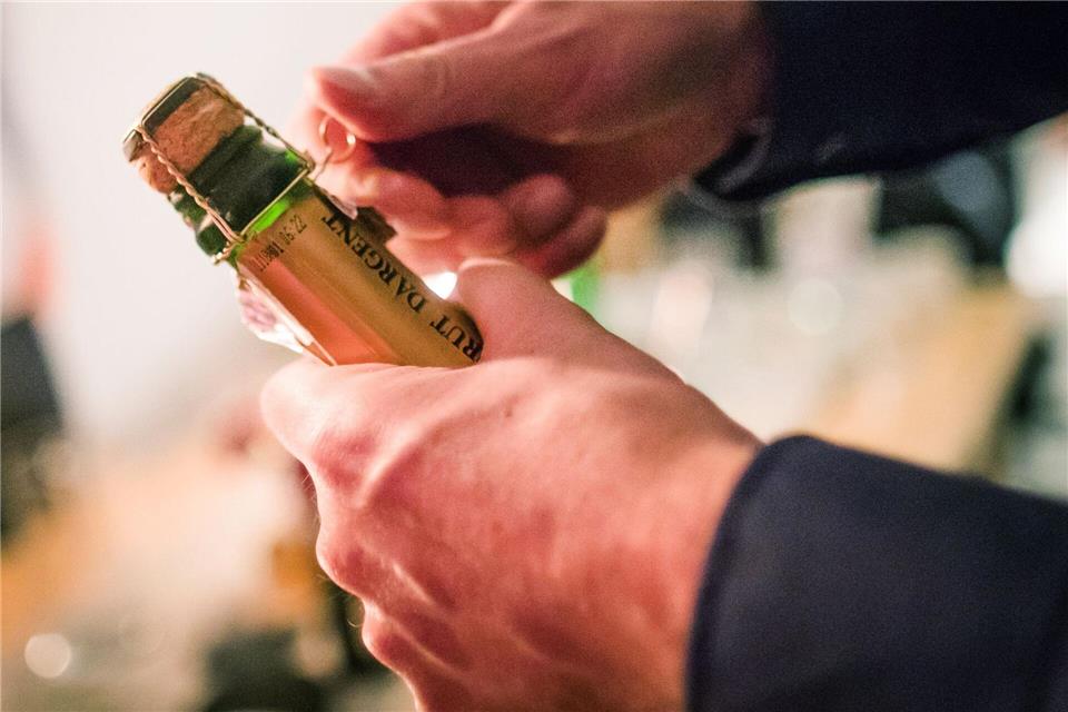 Beim Öffnen der Sektflasche wird zuerst vorsichtig das Muselet, der Draht um den Korken, entfernt.Frank Rumpenhorst/dpa-tmn
