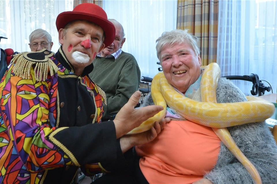 Beim Oktoberfest-Zirkus konnten sich die Senioren eine Pythonschlange um den Hals legen lassen.