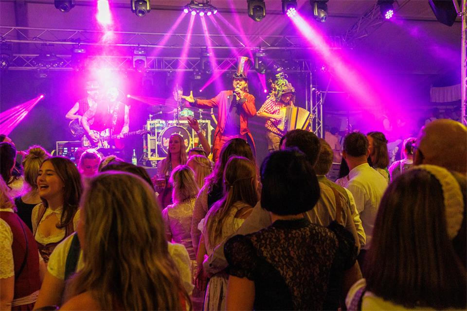 Beim Oktoberfest der Marketing-Gemeinschaft Reken hat die Band „Wildbach“ für gute Partystimmung gesorgt.