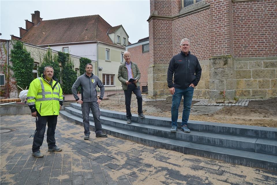 Beim Ortstermin am Montagmorgen an der Baustelle an St. Silvester: (v.l.) Vorarbeiter Jens Ammerschuber, Bauleiter Sascha Herud sowie Georg Badurczyk und Bernhard Kösters von der Kirchengemeinde. 