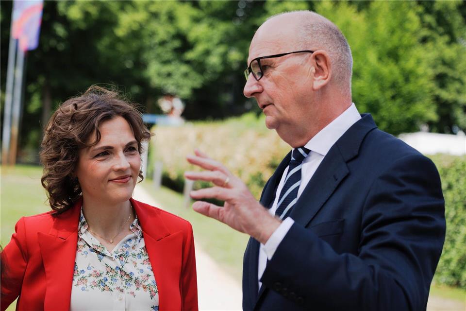 Beim Ostdeutschen Wirtschaftsforum sind Brandenburgs Ministerpräsident Dietmar Woidke und die Ostbeauftragte der Bundesregierung, Elisabeth Kaiser (beide SPD), zu Gast.Carsten Koall/dpa