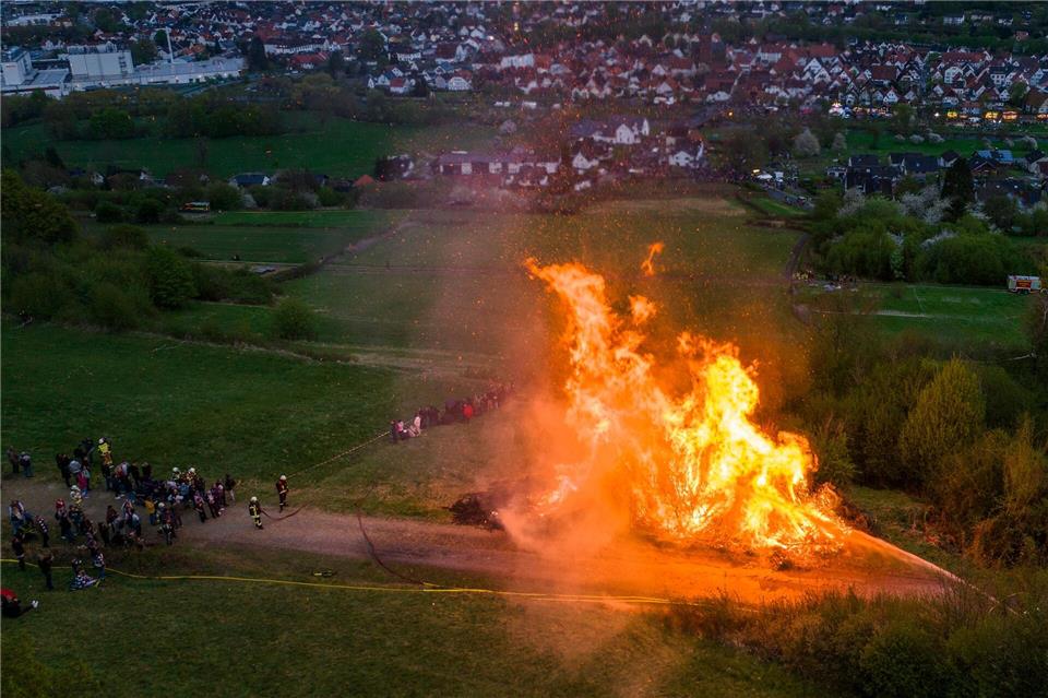 Beim Osterritual zur Begrüßung des Frühling gibt es auch ein Osterfeuer. Christoph Reichwein/dpa