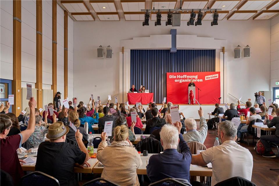 Linke wollen sich „die Zukunft holen“ - Hoffnung auf Landtag Beim Parteitag stimmten 96 Vertreterinnen und Vertreter ab.Sascha Ditscher/dpa