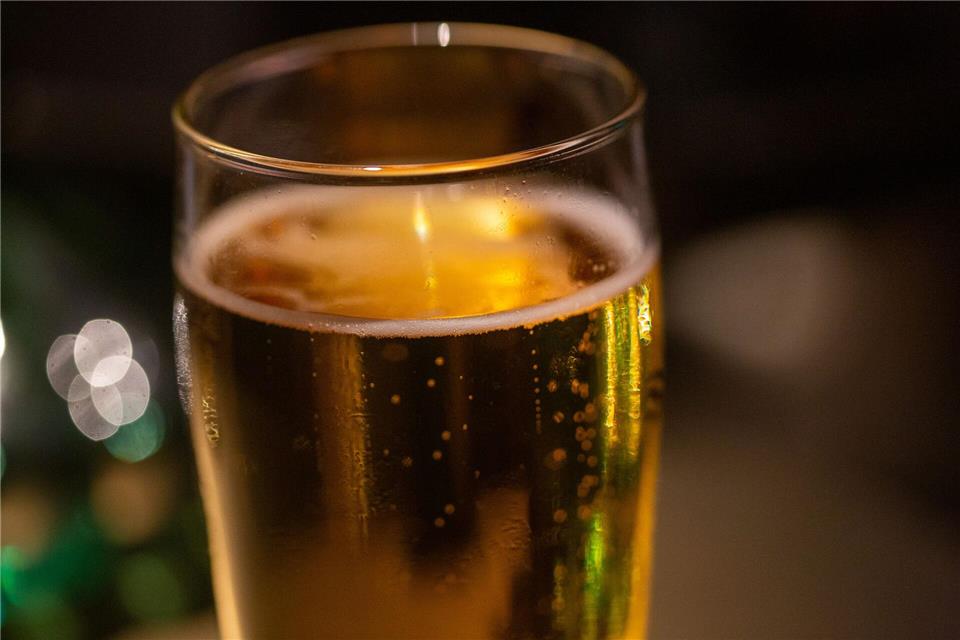 Beim „Pint of Science“ ist Bier natürlich keine Pflicht - es geht auch jedes andere Getränk.Fernando Gutierrez-Juarez/dpa