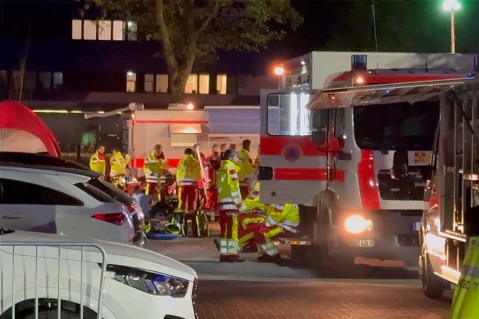Beim Platzsturm wurden etliche Fußballfans verletzt.Marcus Brandt/dpa