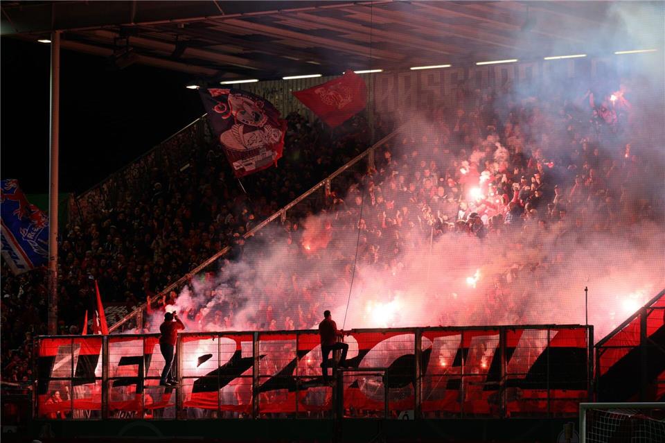 Nach medizinischem Notfall: Leipzig-Fan in Cottbus gestorben  Beim Pokalspiel in Cottbus ist ein Leipziger Fan nach einem medizinischen Notfall gestorben. Robert Michael/dpa