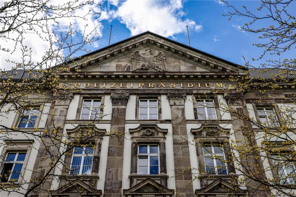 Beim Polizeipräsidium wurde eine Mordkommission eingerichtet. Ermittelt wird wegen eines versuchten Tötungsdeliktes. (Symbolbild)Christoph Reichwein/dpa