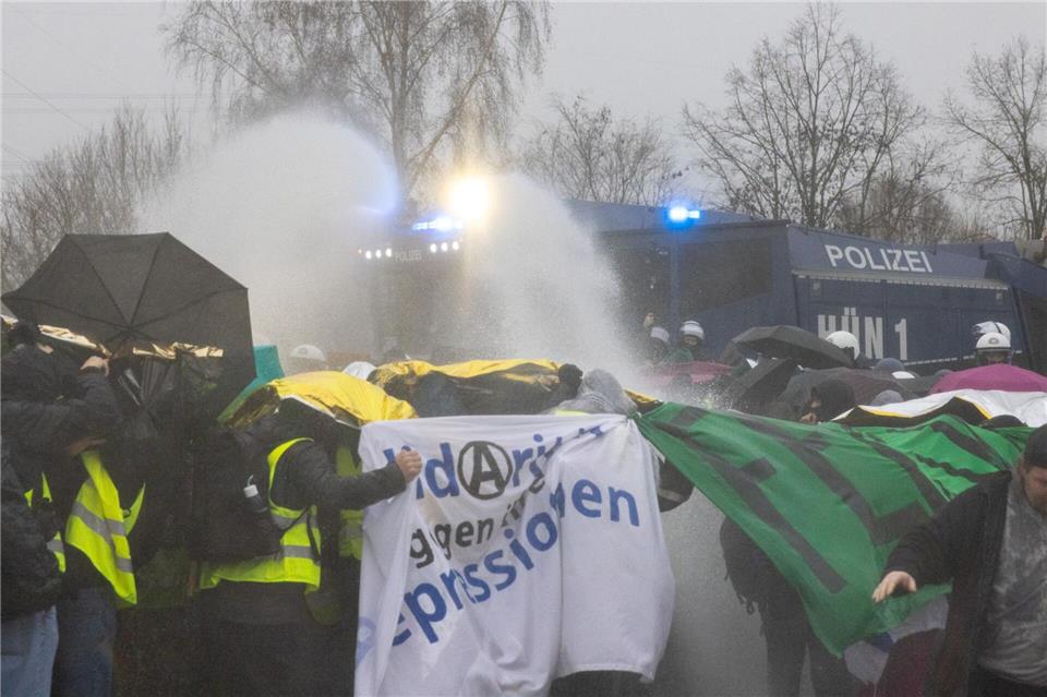Beim Protest gegen die AfD-Jugend kam es auch zu Krawallen und Ausschreitungen.Lando Hass/dpa