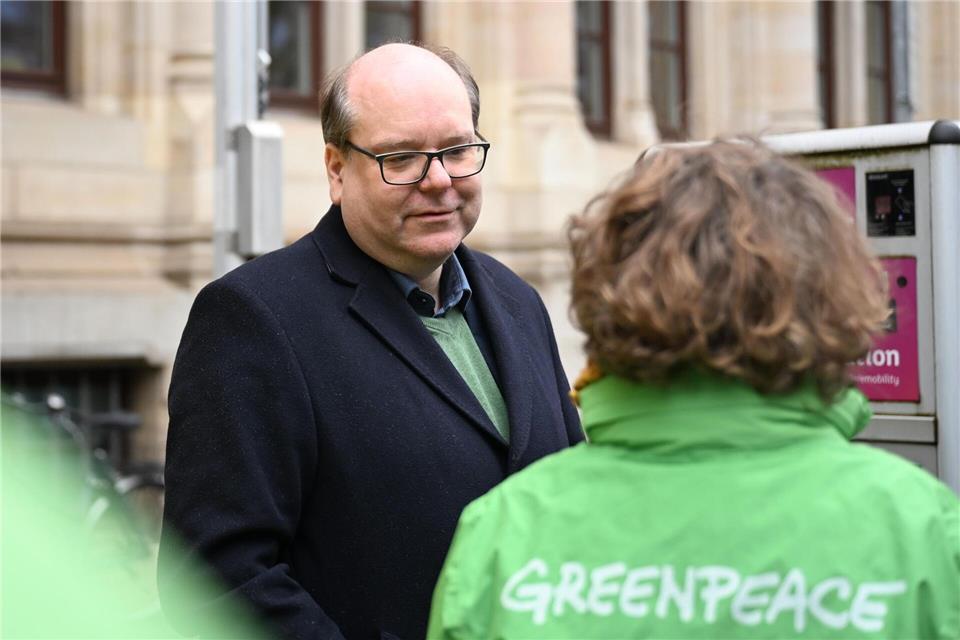 Beim Protest vor dem Umweltministerium sucht Minister Meyer den Austausch mit Greenpeace-Vertretern.Shireen Broszies/dpa