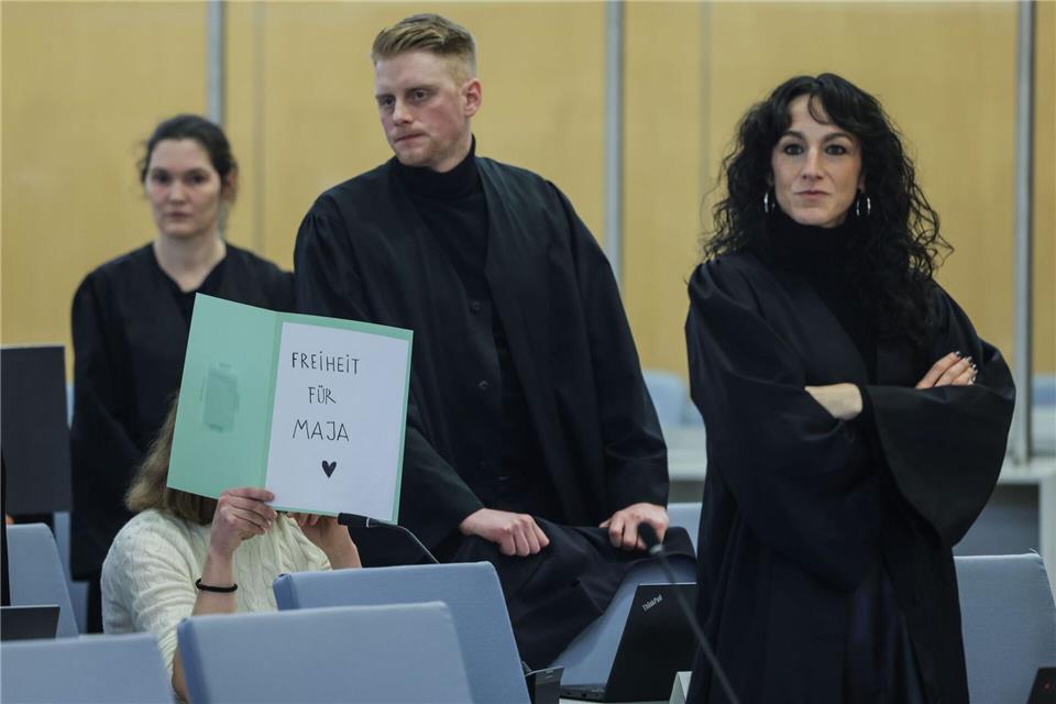Beim Prozessbeginn fordert eine Angeklagte „Freiheit für Maja“ (Archivbild)Oliver Berg/dpa