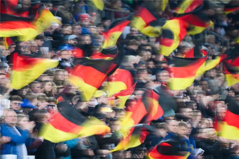 Beim Public Viewing des WM-Spiels Deutschland gegen die Elfenbeinküste soll ein Mann rassistische Äußerungen gemacht und eine rechtsextreme Geste gezeigt haben. (Symbolbild)Robert Michael/dpa