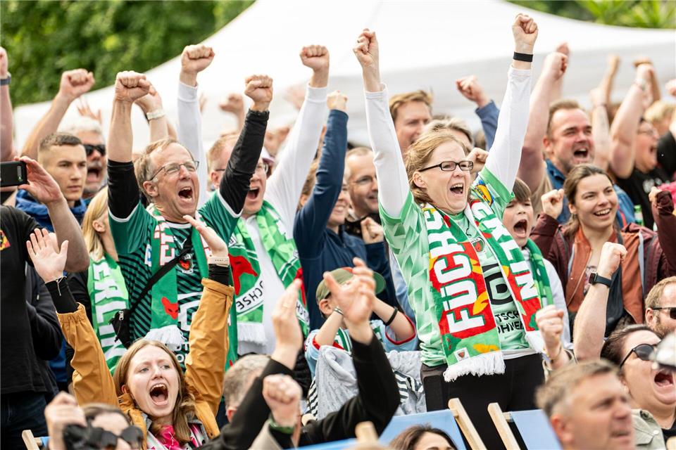 Beim Public Viewing feiern die Füchse-Fans.Fabian Sommer/dpa