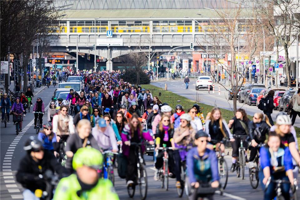 Beim Purple Ride in Berlin demonstrierten die Teilnehmerinnen und Teilnehmer auf dem Fahrrad für Frauenrechte. Christoph Soeder/dpa