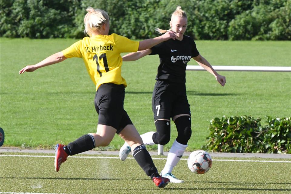 Beim Raesfelder 1:0-Erfolg gegen den SuS Hochmoor erzielte Rieke Bonhoff (rechts) das goldene Tor für den TSV.