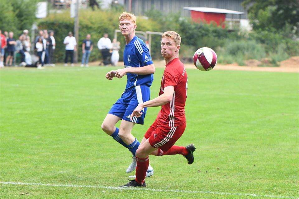 Beim Ramsdorfer 4:2 in Hüls erzielte Bernd Ebbing (links) drei Treffer.