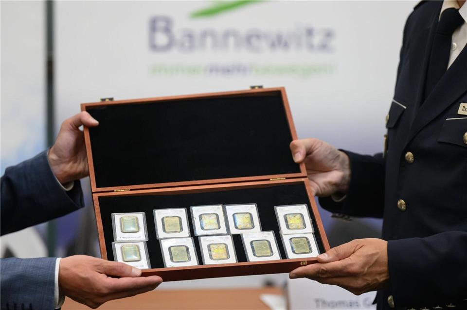 Beim Rasenmähen fand ein Gemeindemitarbeiter im vergangenen Oktober in Bannewitz einen kleinen Goldschatz. (Archivbild)Robert Michael/dpa
