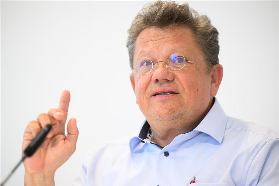 Beim Rentenbeginn sollte auch auf den Gesundheitsschutz geachtet werden, sagt Niedersachsens Minister Philippi. (Archivbild)Julian Stratenschulte/dpa