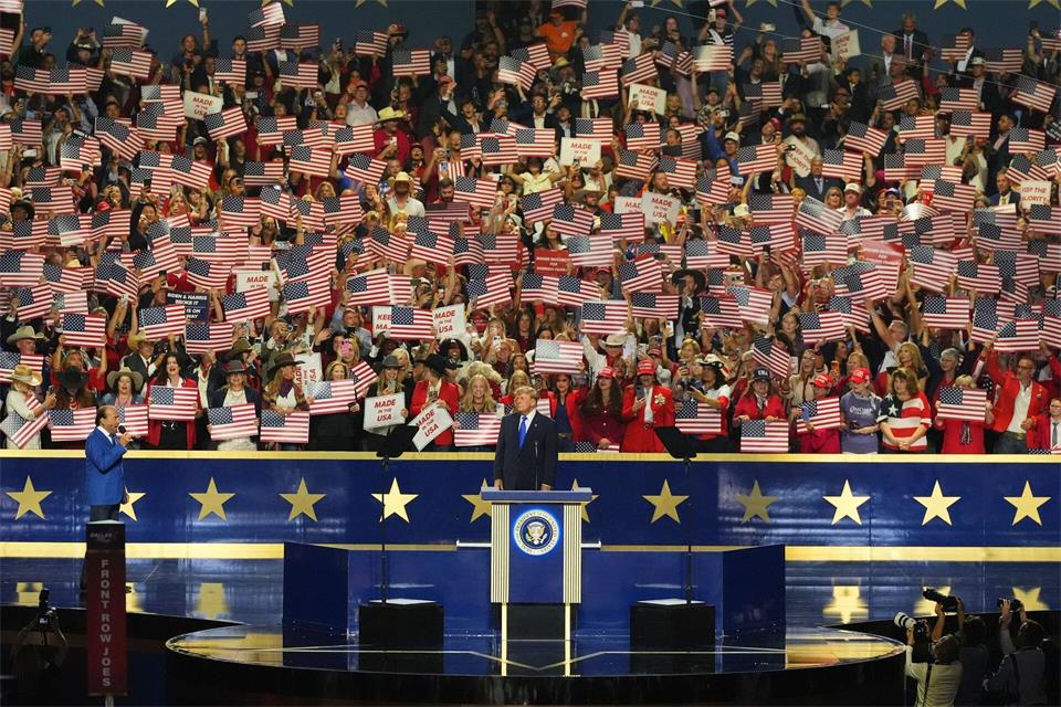 Beim Republikaner-Parteitag in Dallas betonte Trump gleich mehrfach: Bei den Midterms soll es um ihn gehen. (Archivbild)Tony Gutierrez/AP/dpa