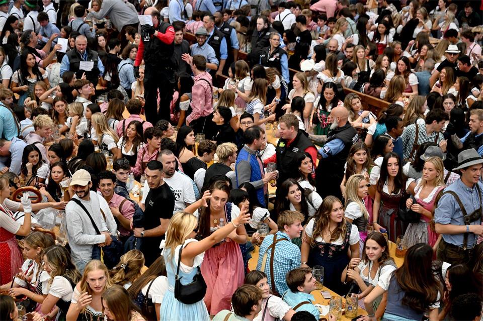 Beim Reservierungswechsel wird es voll auf der Wiesn. Felix Hörhager/dpa