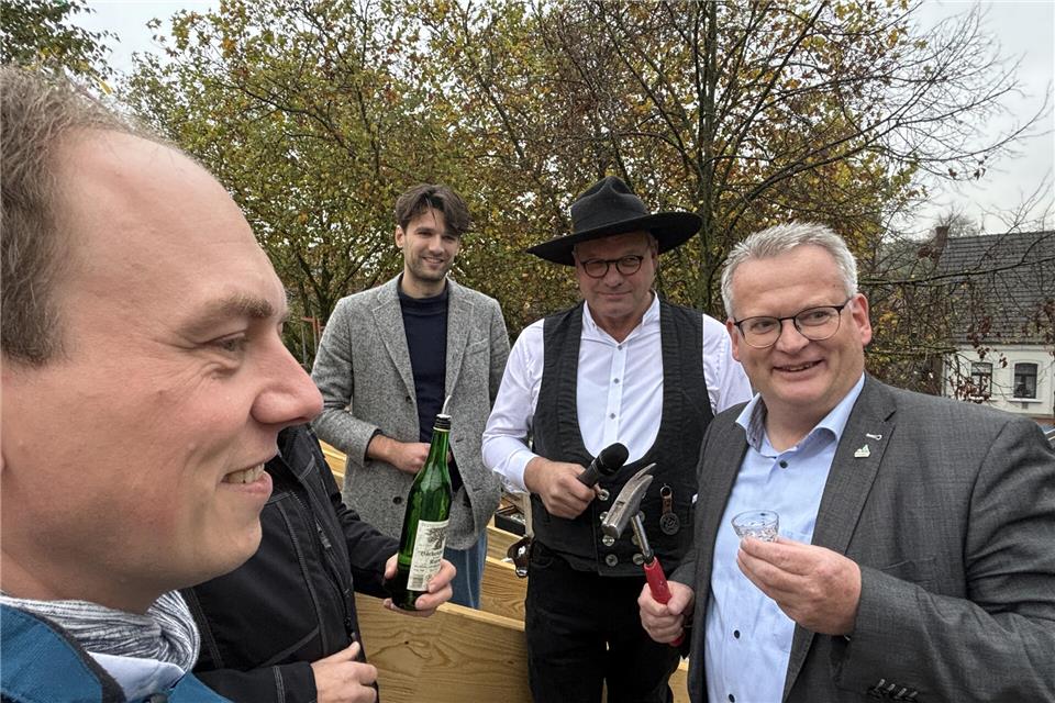 Beim Richtfest des Gemeinschaftshauses (v.l.): Pfarrer Dr. Fabian Tilling, Architekt David Neuhann, Zimmerer Martin Elskemper und Bürgermeister Martin Tesing.