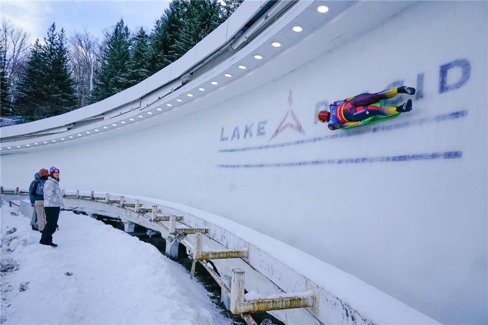 Beim Rodel-Weltcup in Lake Placid wurden einige Russen vom Weltverband nun ausgeschlossen. (Archivbild) Seth Wenig/AP/dpa