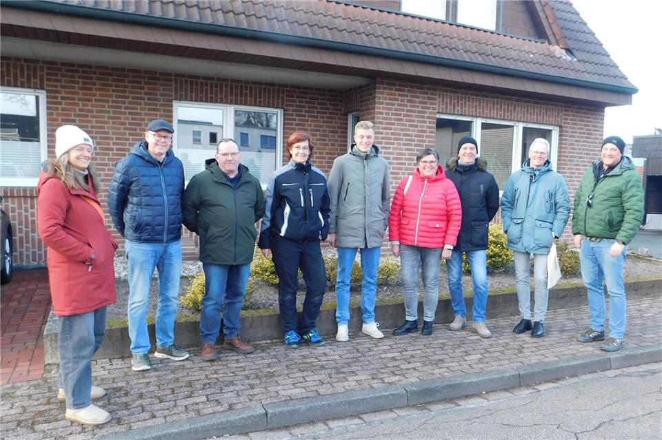 Beim Rundgang durch das Wohngebiet Breslauer- und Barbarastraße informierten die Klimaschutzmanagerin Janet Dzengel von der Stadt Velen (1. von links) und die Energieberater Michael Hayk ( 1. von rechts) und Simon Iltingreuke (5. von rechts).