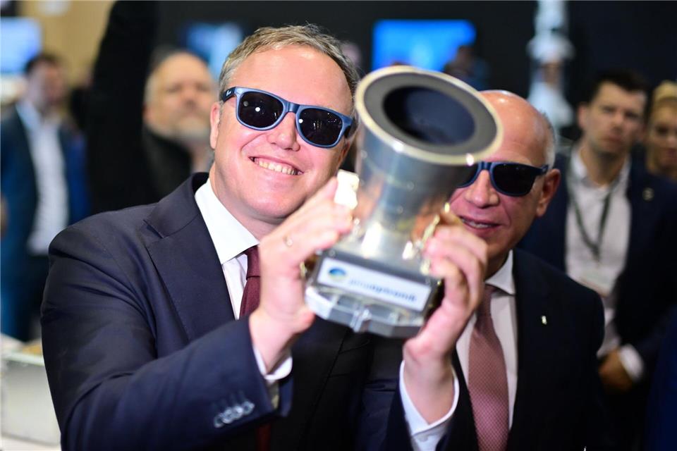 Beim Rundgang über die Internationale Luft- und Raumfahrtausstellung (ILA) sind auch Thüringens Ministerpräsident Mario Voigt und Berlins Regierender Bürgermeister Kai Wegner (beide CDU) dabei.Sebastian Christoph Gollnow/dpa