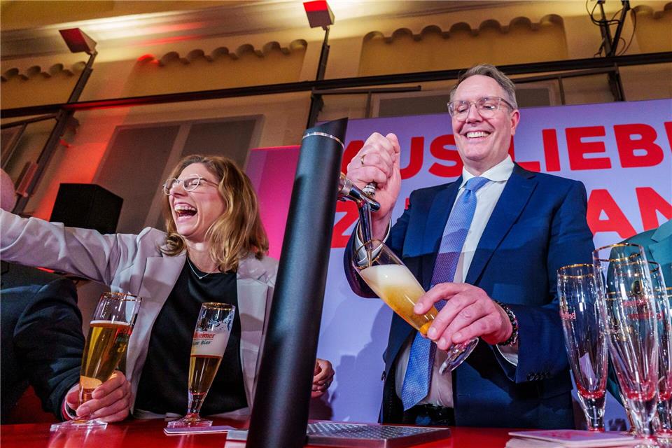 Beim SPD-Wahlkampfabschluss versuchten sich Schweitzer und SPD-Landeschefin Bätzing-Lichtenthäler am Zapfhahn. Andreas Arnold/dpa