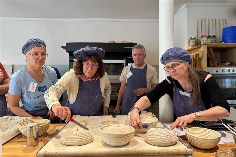 Beim Sauerteig kommt es auf den richtigen Schnitt an, wenn man ein „wildes Aufreißen„ verhindern will.Katja Sponholz/dpa