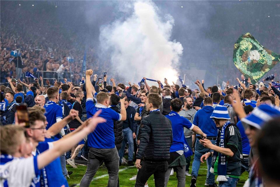 Beim Schalker Aufstieg vor vier Jahren feierten zahlreiche Fans auf dem Rasen. (Archivbild)David Inderlied/dpa