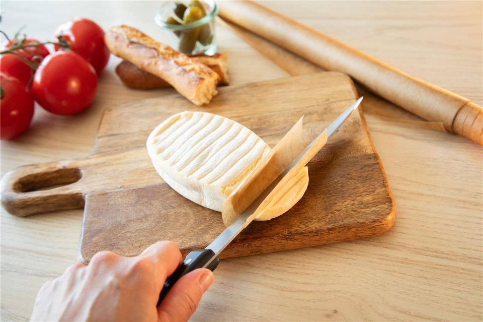 Beim Schneiden löst sich das umwickelte Messer vom Käse und der Scheibe, ohne daran klebenzubleiben.Christin Klose/dpa-tmn