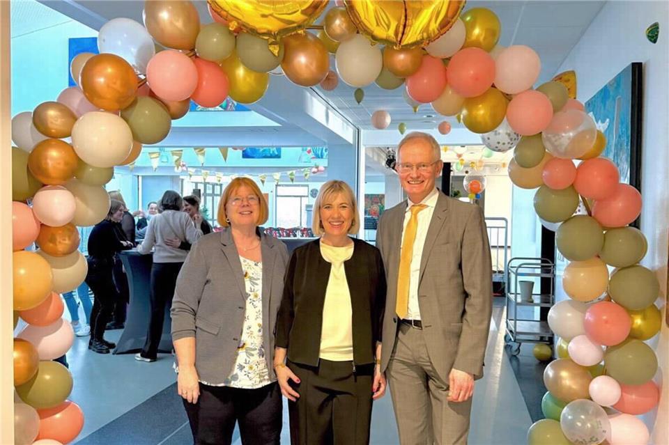 Beim Schuljubiläum (von links): Fachbereichsleiterin Elisabeth Büning, Schulleiterin Silke Nürnberg und Kreisvorstand Dr. Ansgar Hörster.
