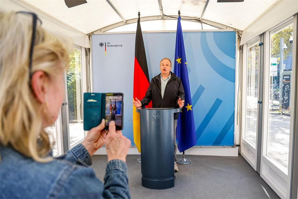 Beim „Selfie-Spot“ können sich Menschen am Pult des Kanzlers fotografieren lassen. Focke Strangmann/dpa