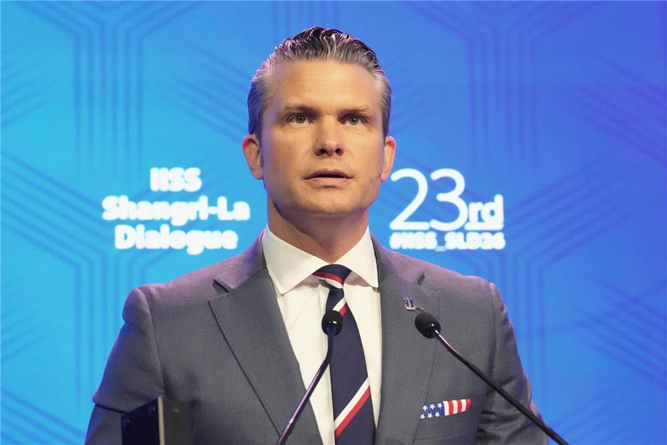 Beim Shangri-La-Dialog warnte Hegseth vor einer Vorherrschaft Chinas.Achmad Ibrahim/AP/dpa