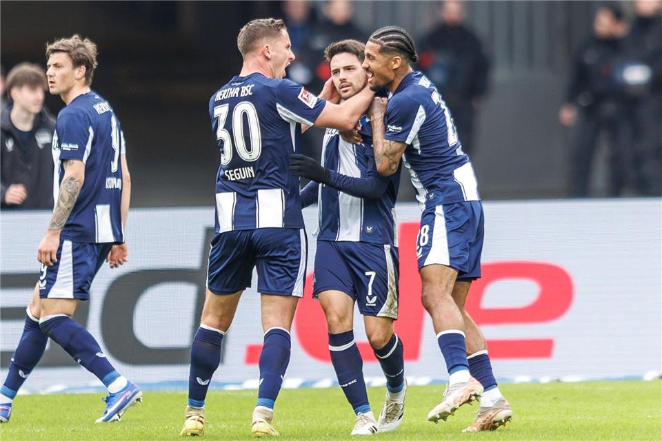 Beim Sieg gegen Nürnberg: Paul Seguin (2. v. l.) jubelt mit Doppeltorschütze Josip Brekalo. Andreas Gora/dpa