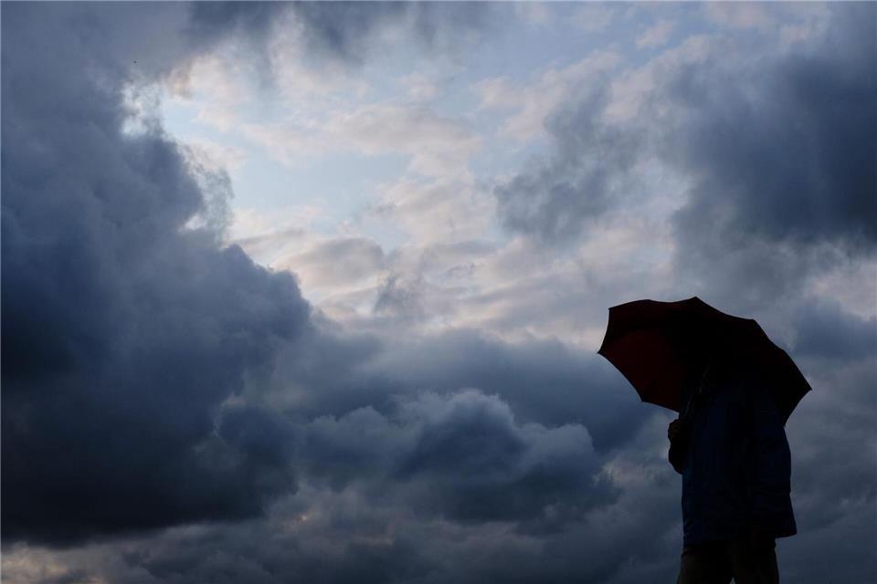 Beim Sonntagsspaziergang sollte je nach Region ein Regenschirm mitgenommen werden. (Archivfoto)Martin Gerten/dpa