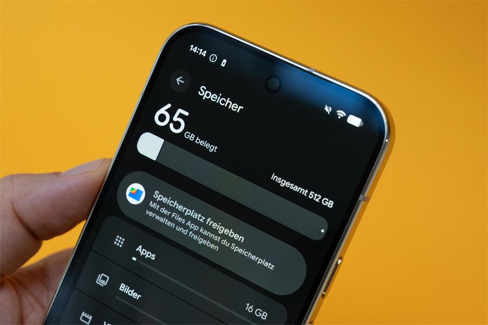 Beim Speicher hat Google den Rotstift angesetzt: Zwar gibt es zeitgemäße 256 Gigabyte (GB) Basisspeicher, doch ausgerechnet bei den teuren Pro-Modellen schrumpft der Arbeitsspeicher (RAM) in der Basiskonfiguration von 16 auf 12 GB.Nico Tapia/dpa-tmn