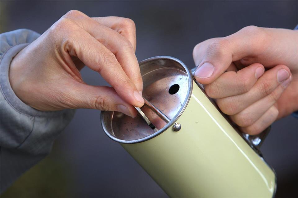 Beim Spenden sind viele in der Weihnachtszeit schneller dabei. (Symbolbild)Karl-Josef Hildenbrand/dpa